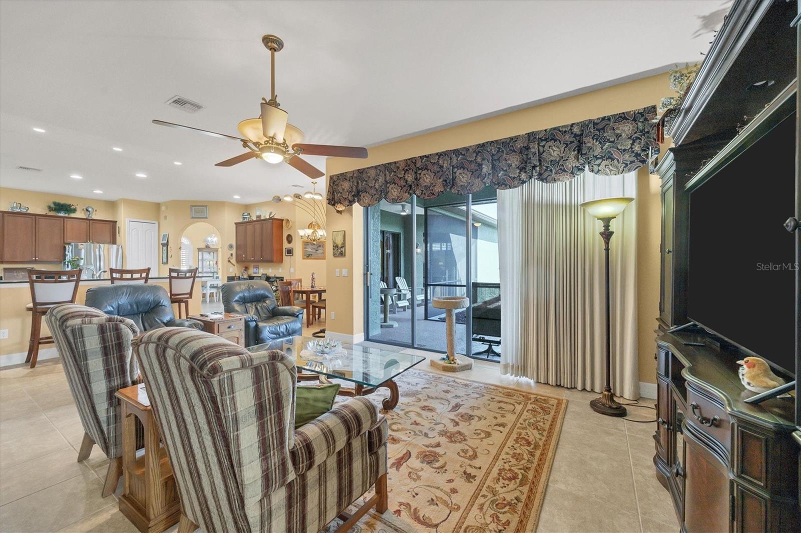 Photo 4 of 935 ROTONDA CIR