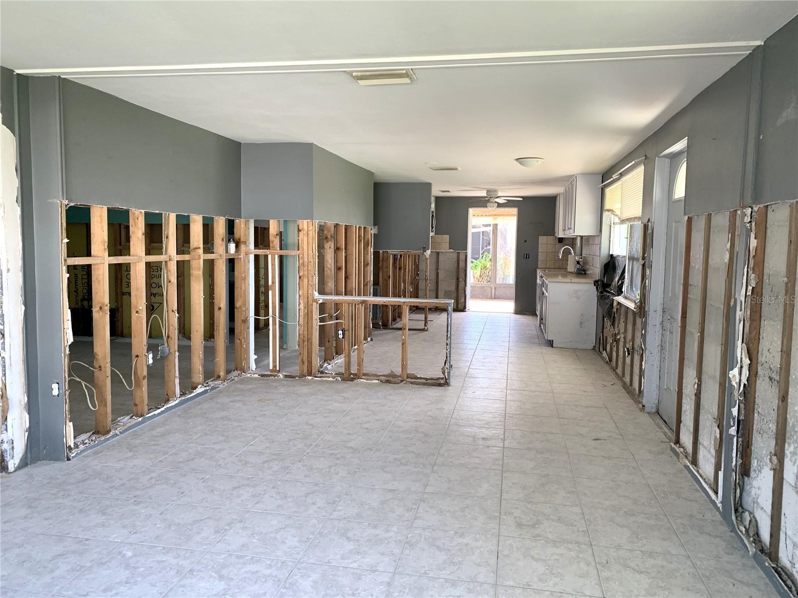 Photo 4 of 1215 S MARYKNOLL RD