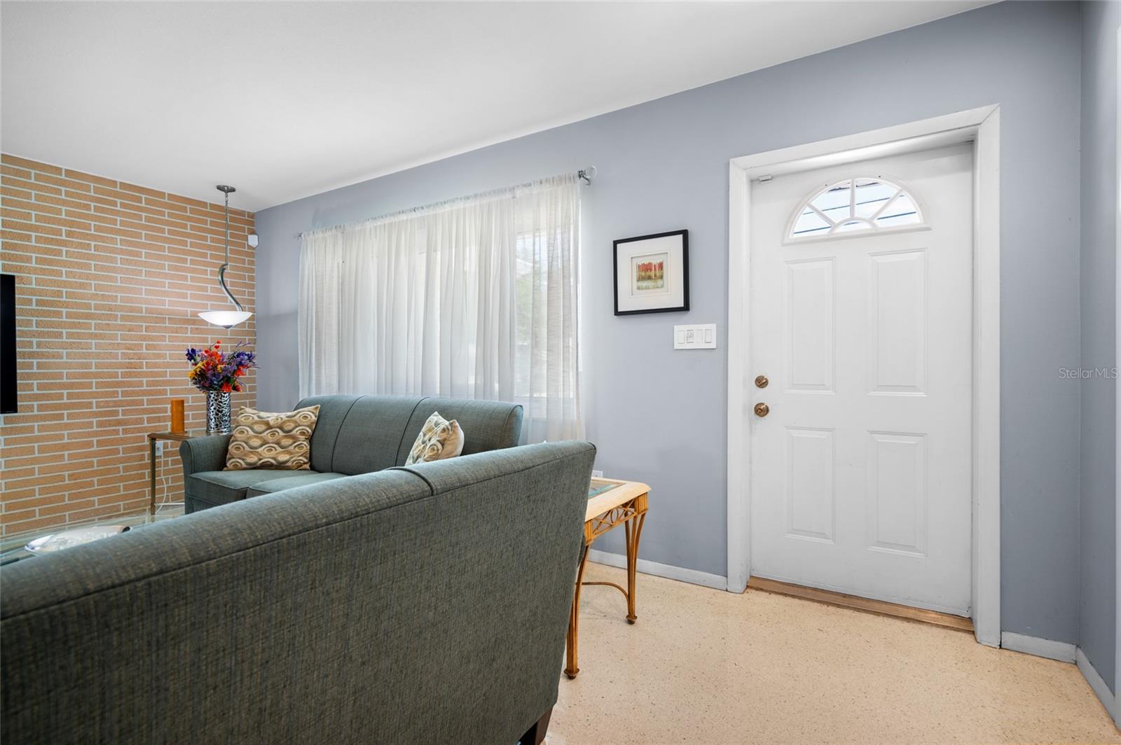 Photo 5 of 524 S NEPONSIT DR
