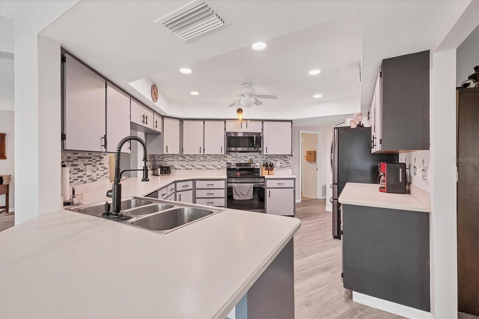 Photo 6 of 412 RUBENS DR