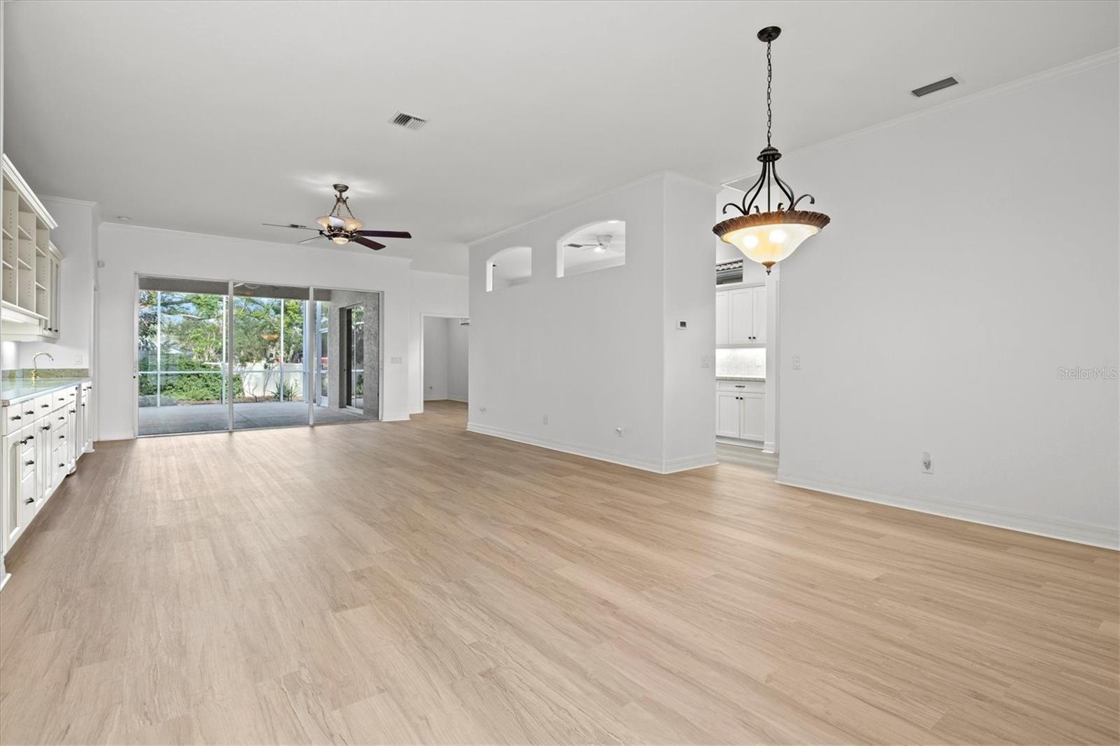 Photo 7 of 121 AMORA AVE