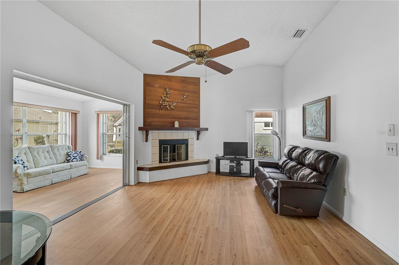 Photo 4 of 652 LINDEN DR