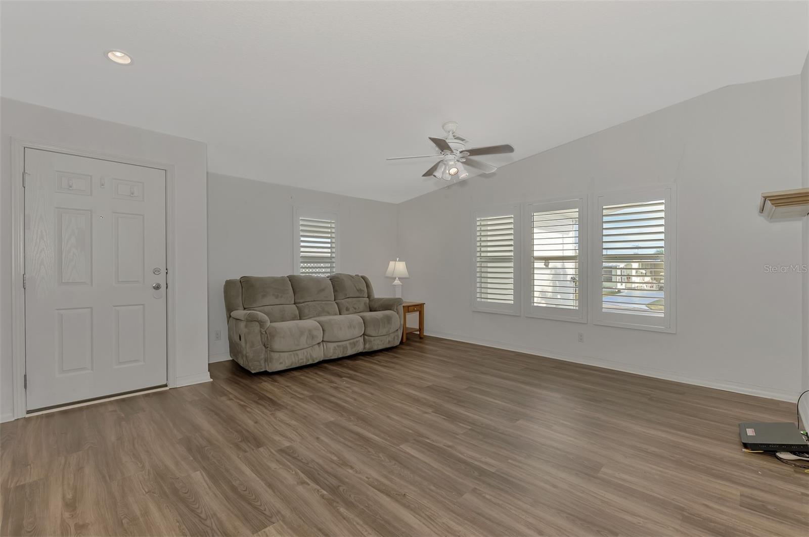 Photo 5 of 552 FLEETWOOD ST
