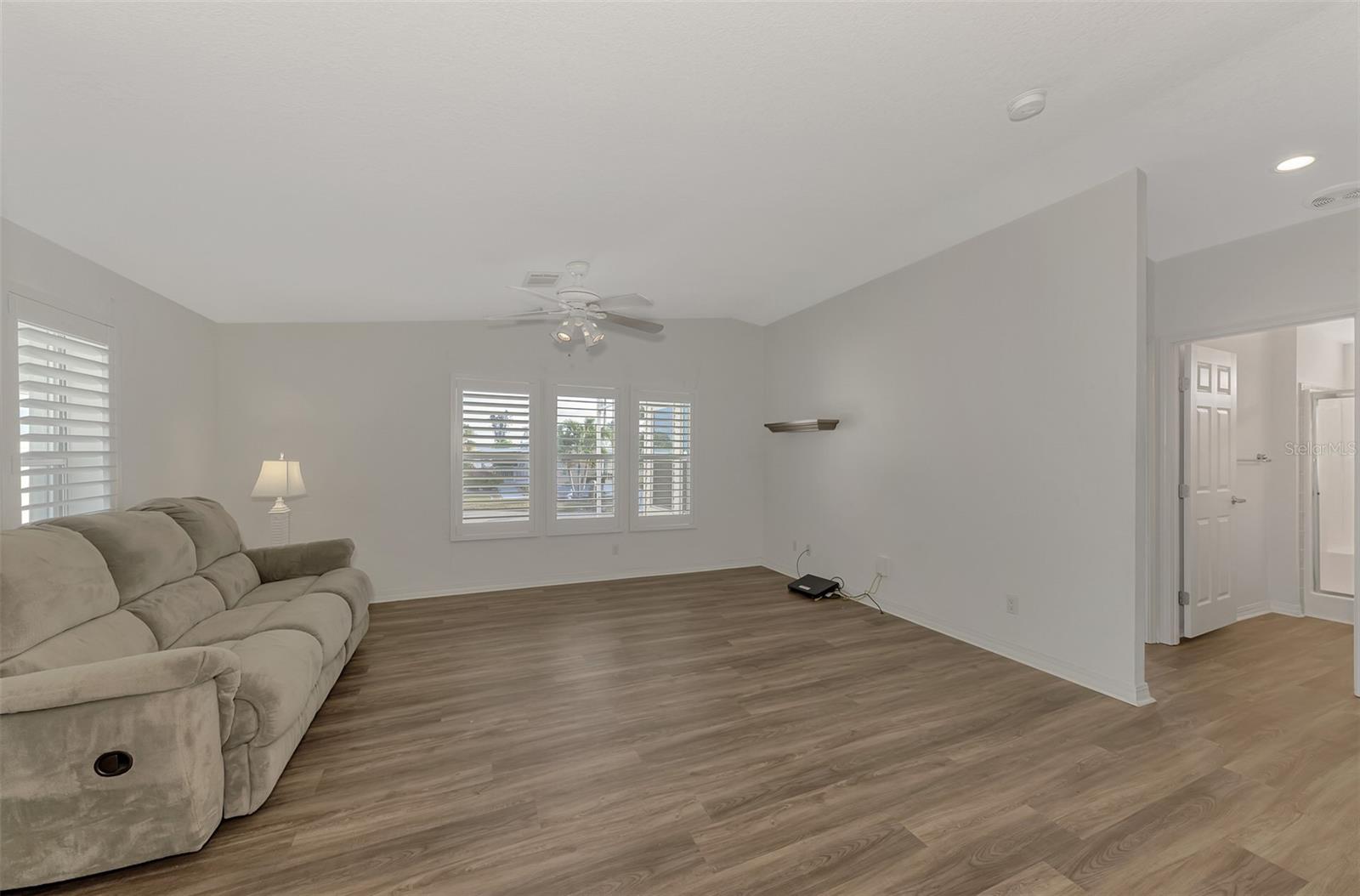Photo 6 of 552 FLEETWOOD ST