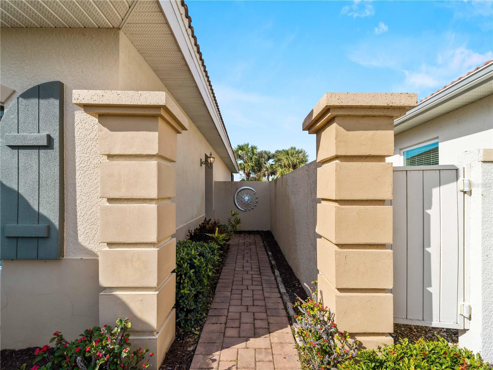 Photo 4 of 482 MONTELLUNA DR