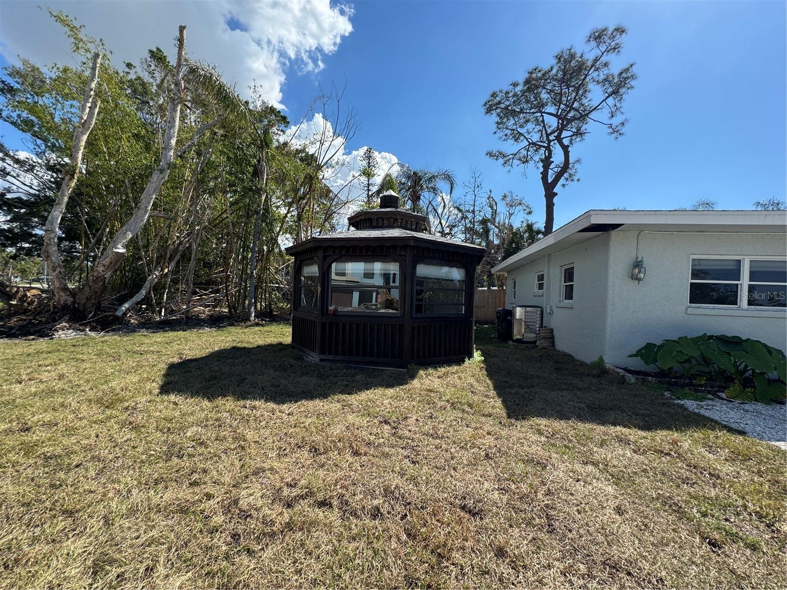 Photo 4 of 807 LUCILLE AVE