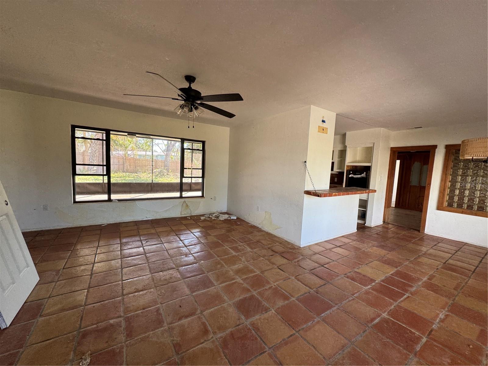 Photo 5 of 807 LUCILLE AVE