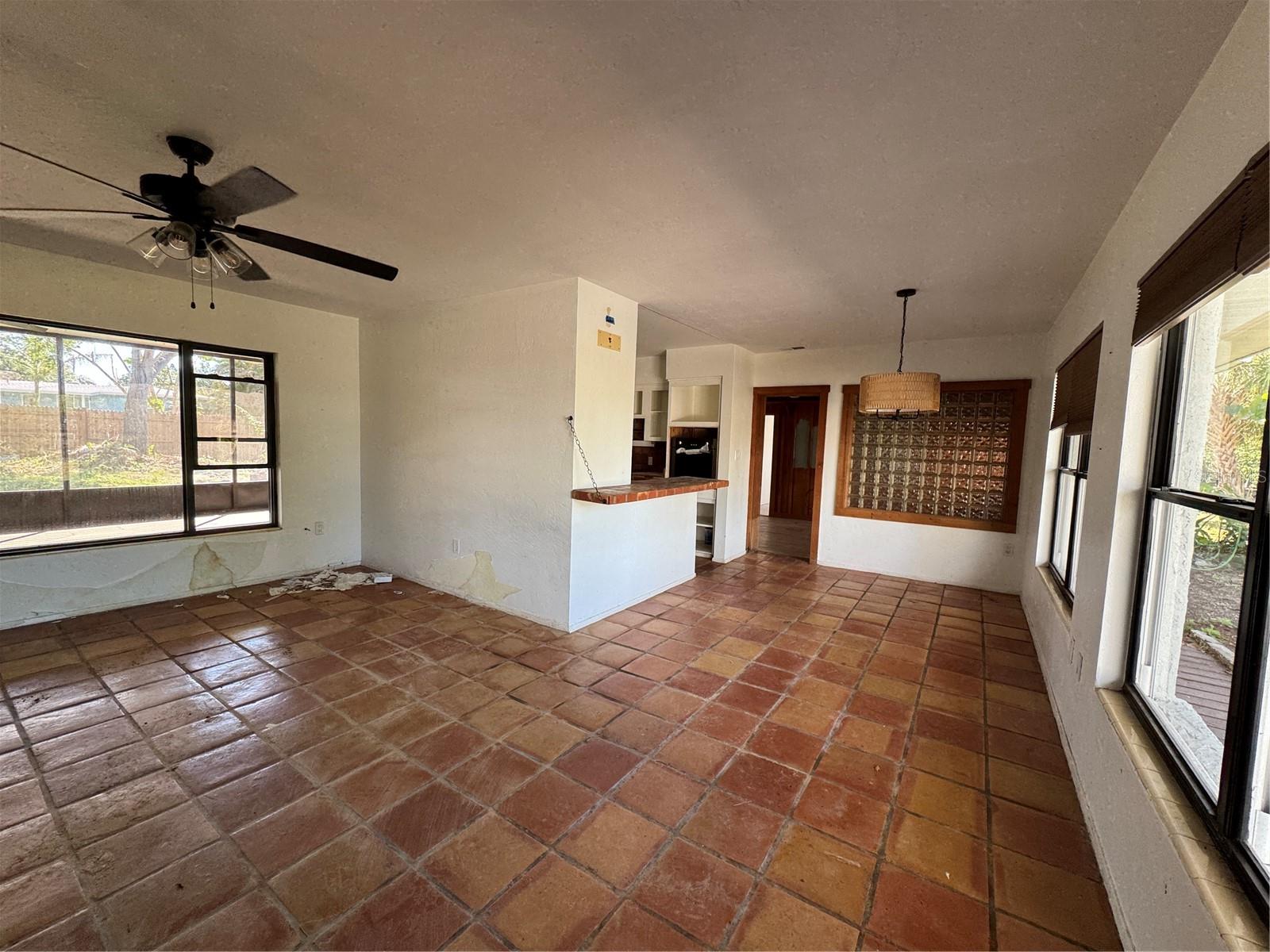 Photo 6 of 807 LUCILLE AVE