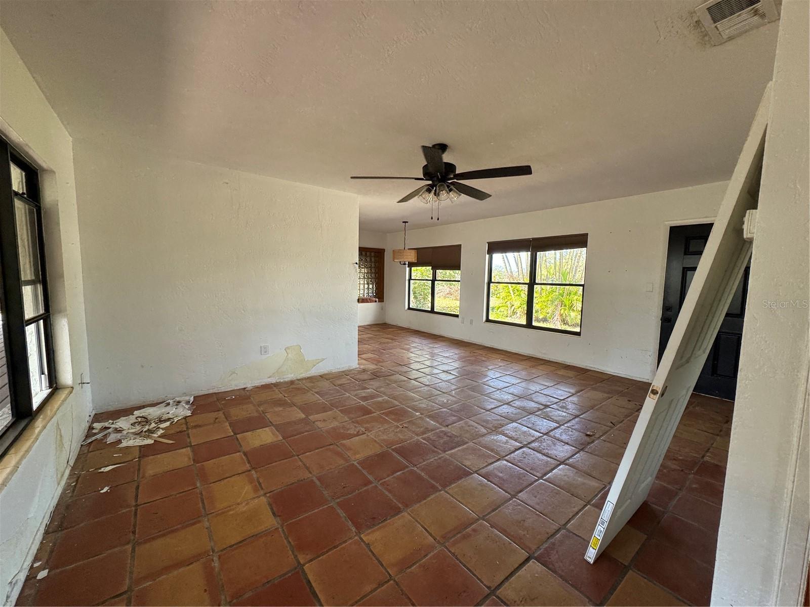 Photo 7 of 807 LUCILLE AVE