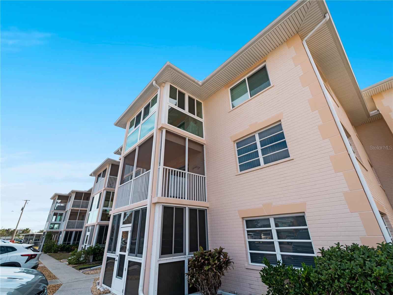 Photo 3 of 200 THE ESPLANADE N #B10