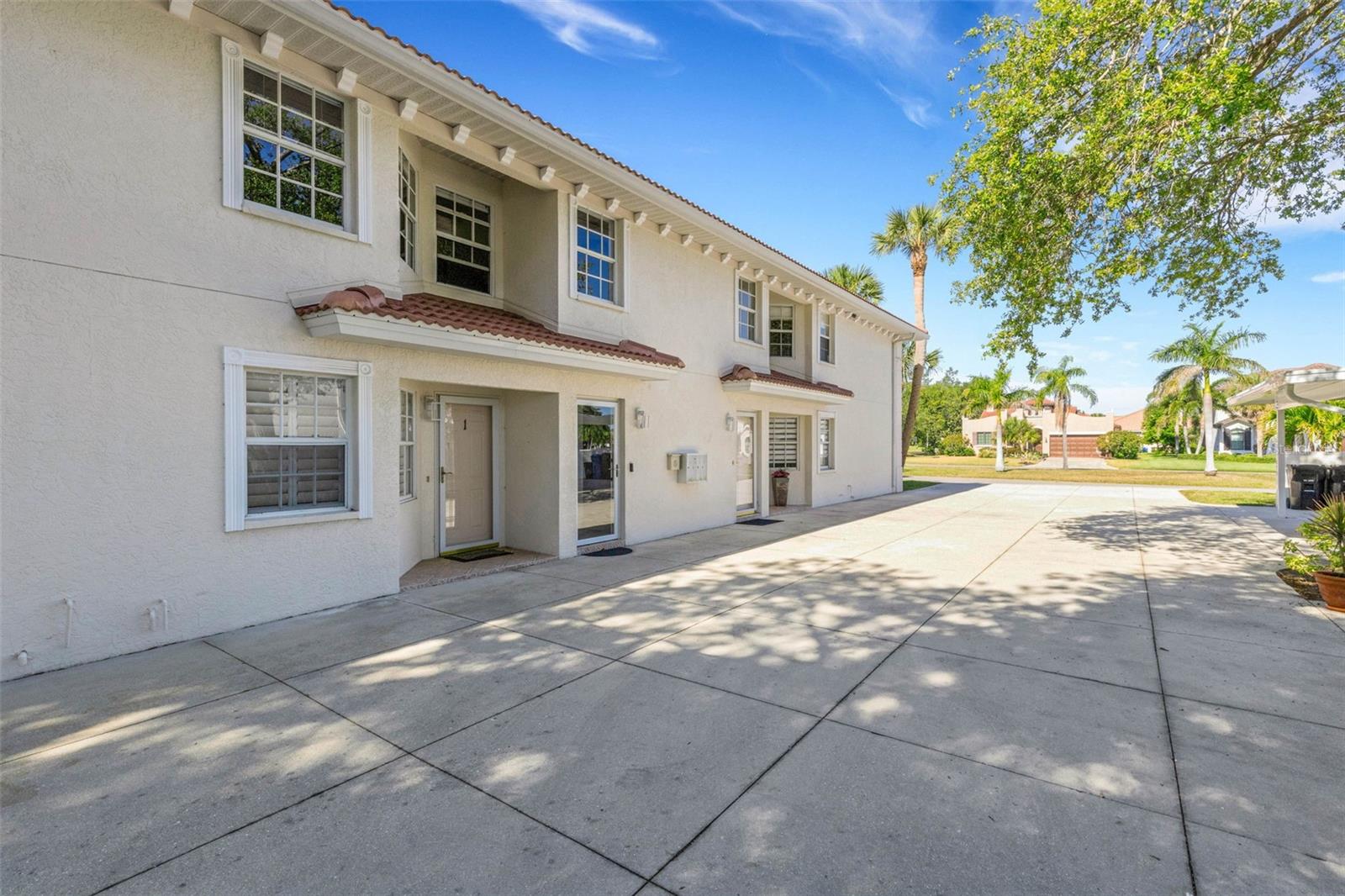 Photo 2 of 528 W VENICE AVE ## 1