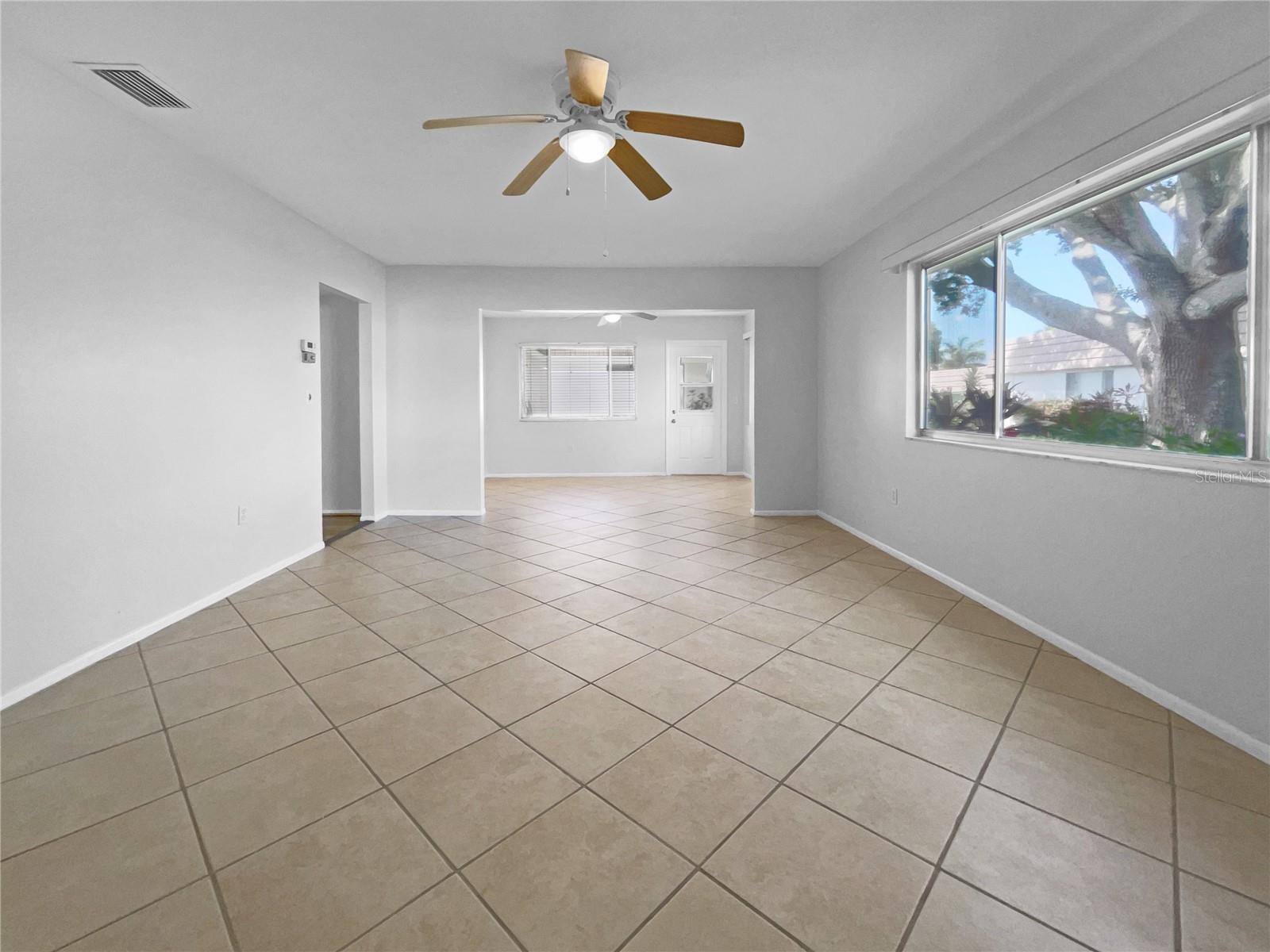 Photo 3 of 2413 RIVERBLUFF PKWY #V-231