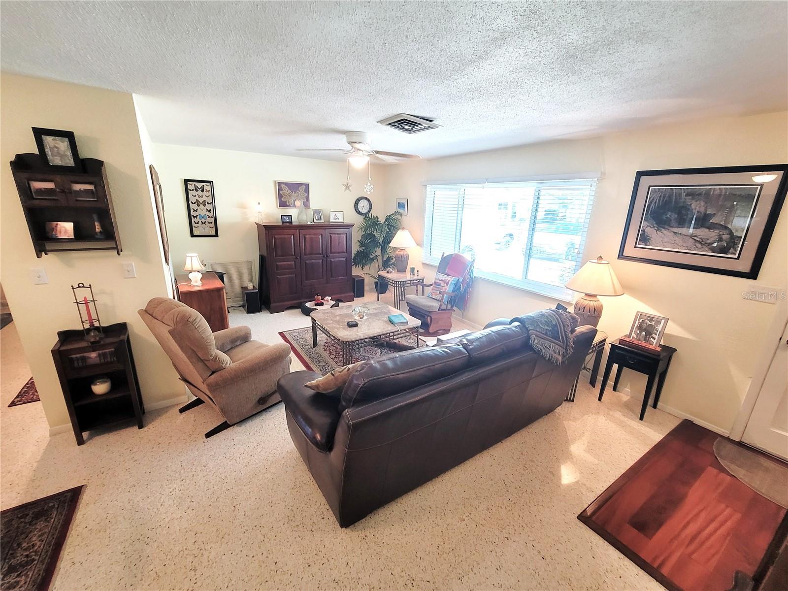 Photo 4 of 1340 OAKBROOK DR