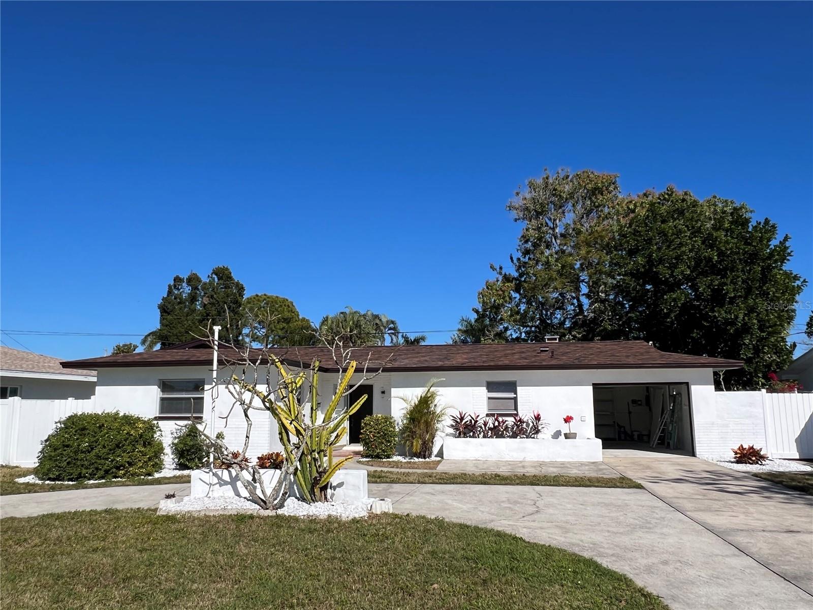 Photo 4 of 2502 TROPICAL SHORES DR SE