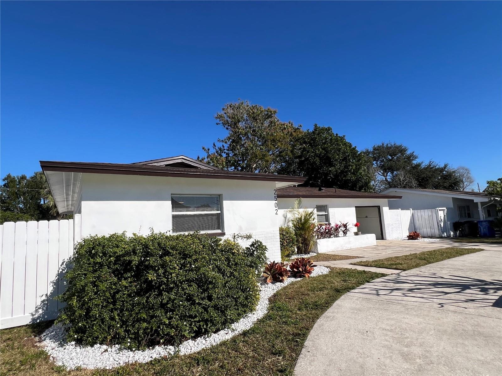 Photo 5 of 2502 TROPICAL SHORES DR SE