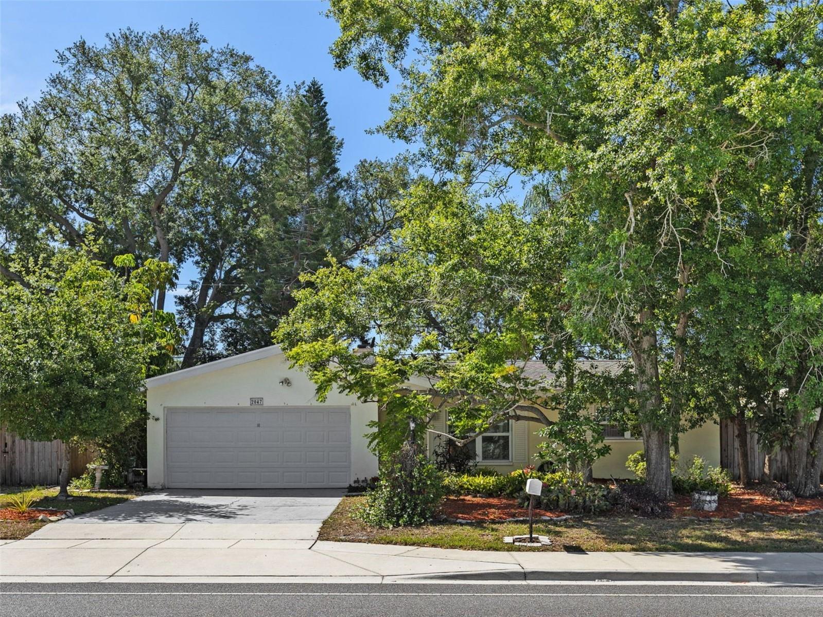 Photo of 2047 GREENBRIAR BLVD