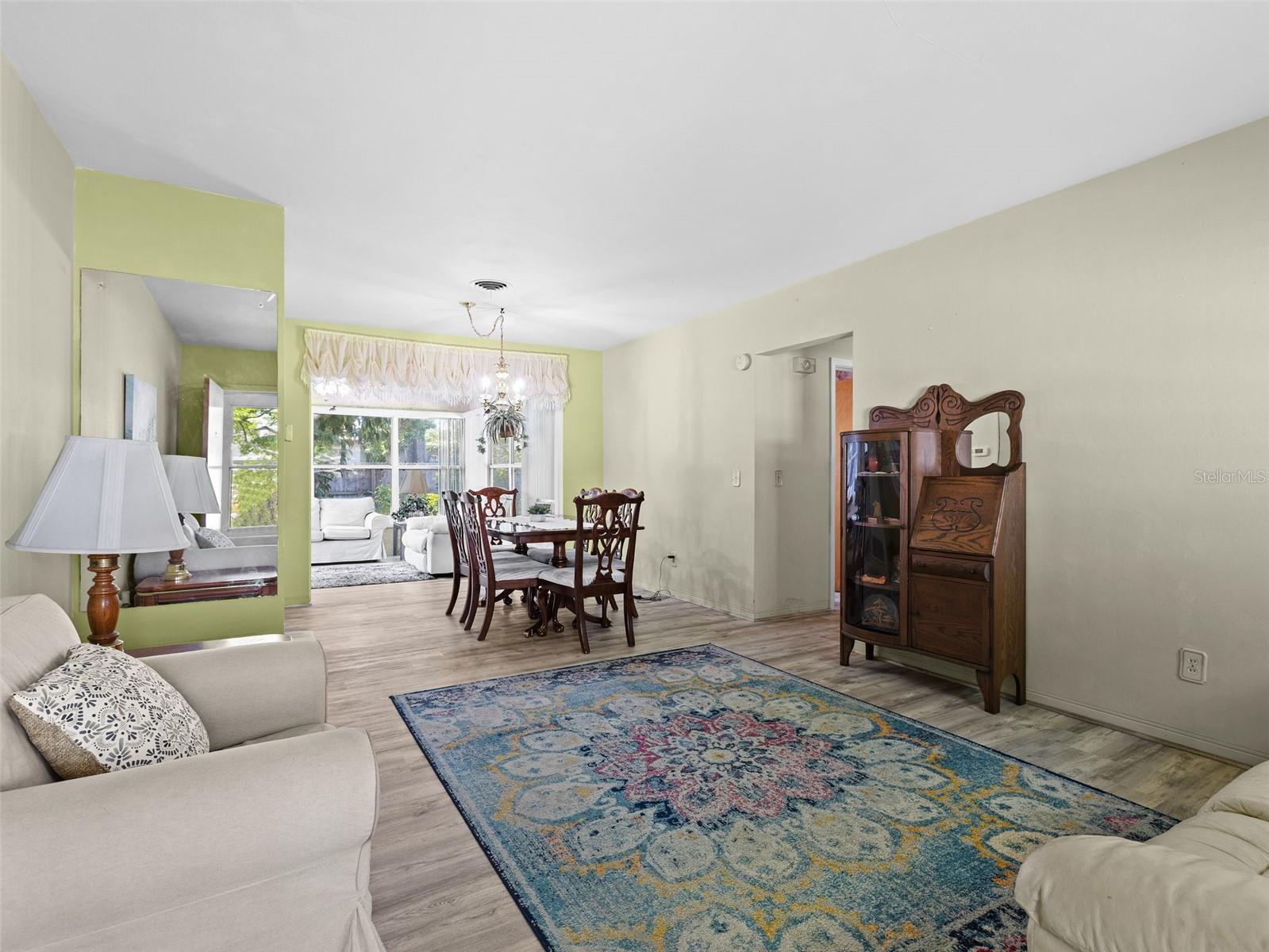 Photo 3 of 2047 GREENBRIAR BLVD