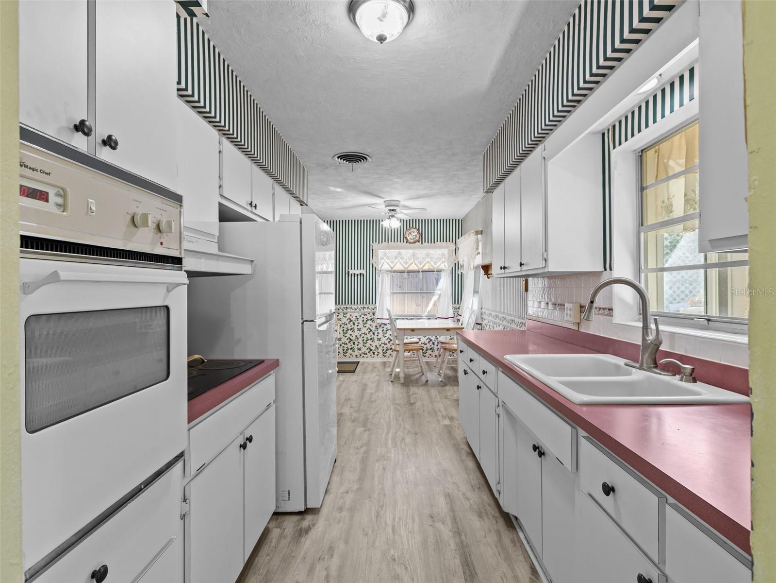 Photo 4 of 2047 GREENBRIAR BLVD