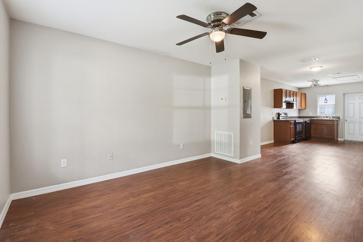 Photo 5 of 9271 N PEACHTREE WAY