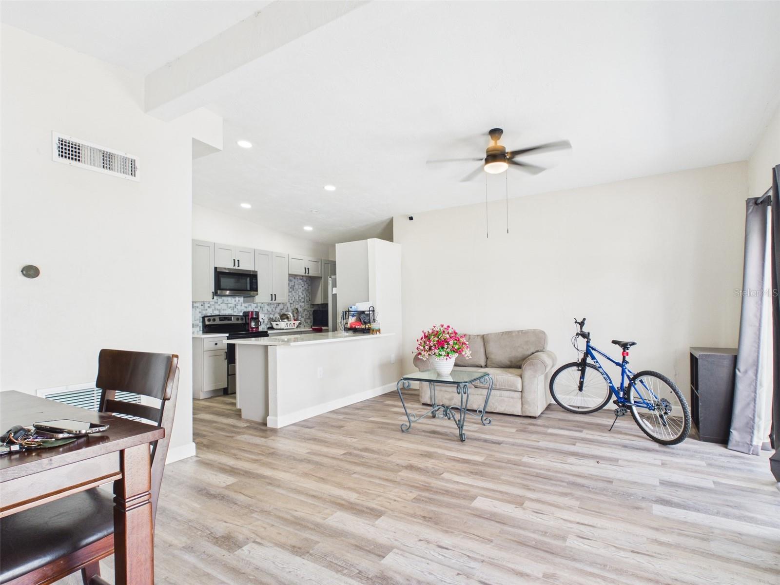 Photo 4 of 22040 FELTON AVE