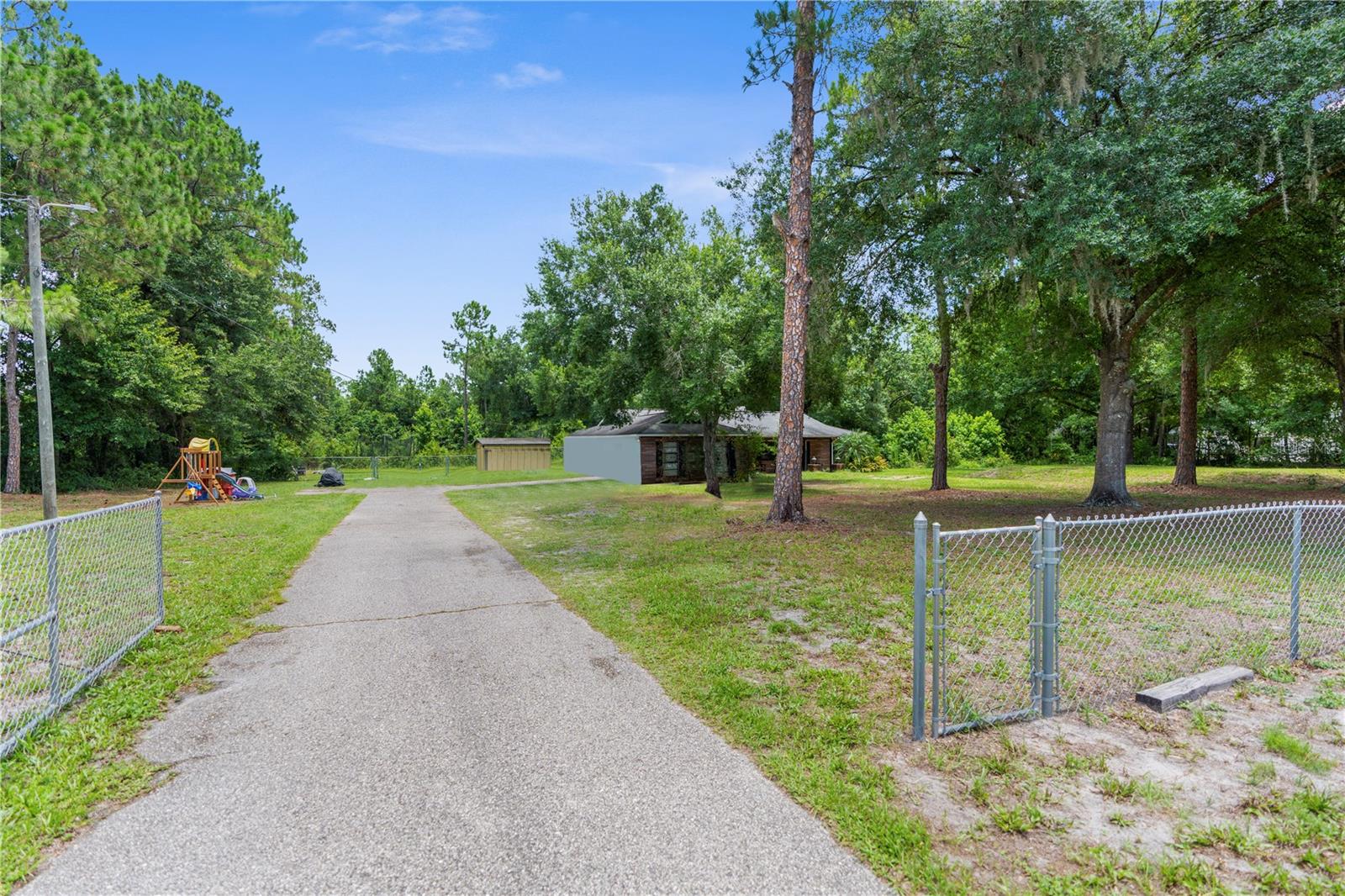 Photo 4 of 28541 LINDENHURST DR