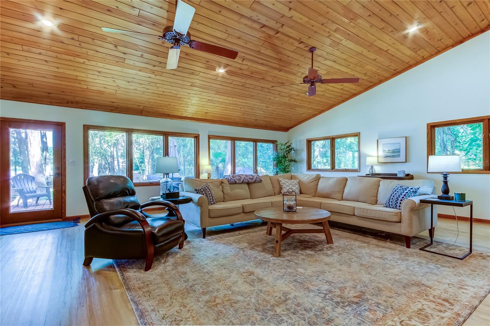 Photo 4 of 17210 ORANGEWOOD DR