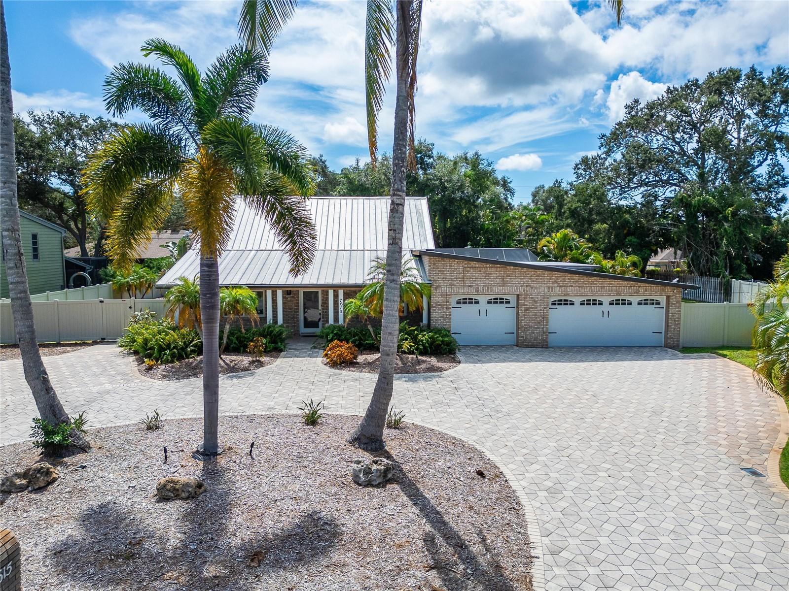 Photo of 7615 ALHAMBRA DR in BRADENTON, FL