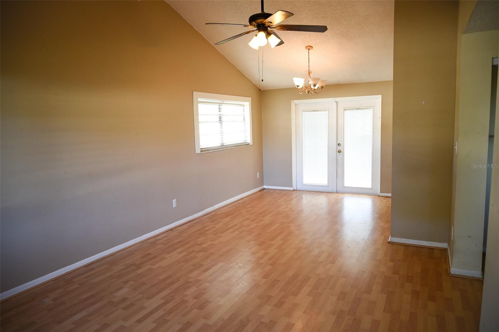Photo 3 of 603 HIGHVIEW CIR S