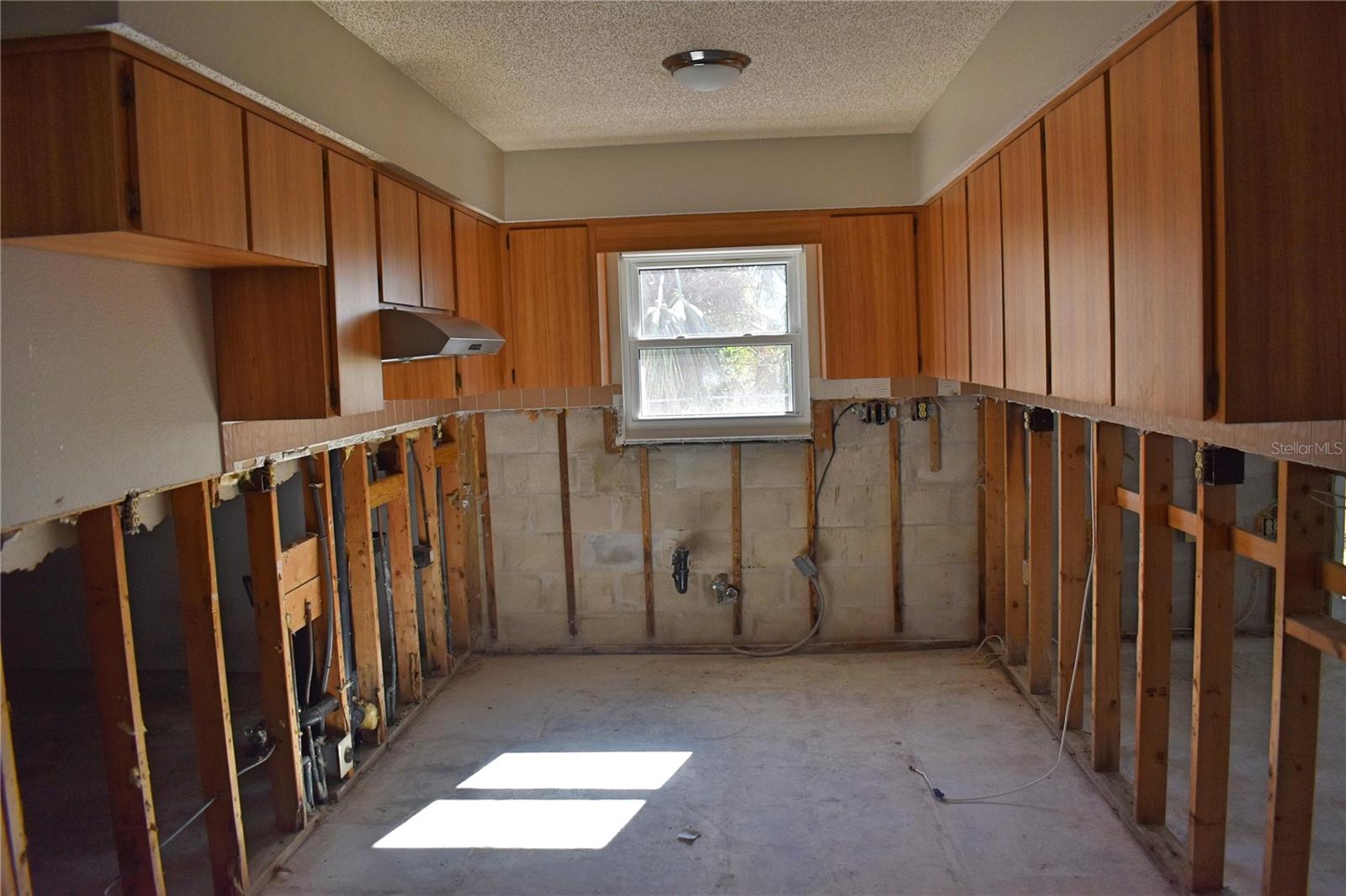 Photo 4 of 7028 SOUTHWIND DR