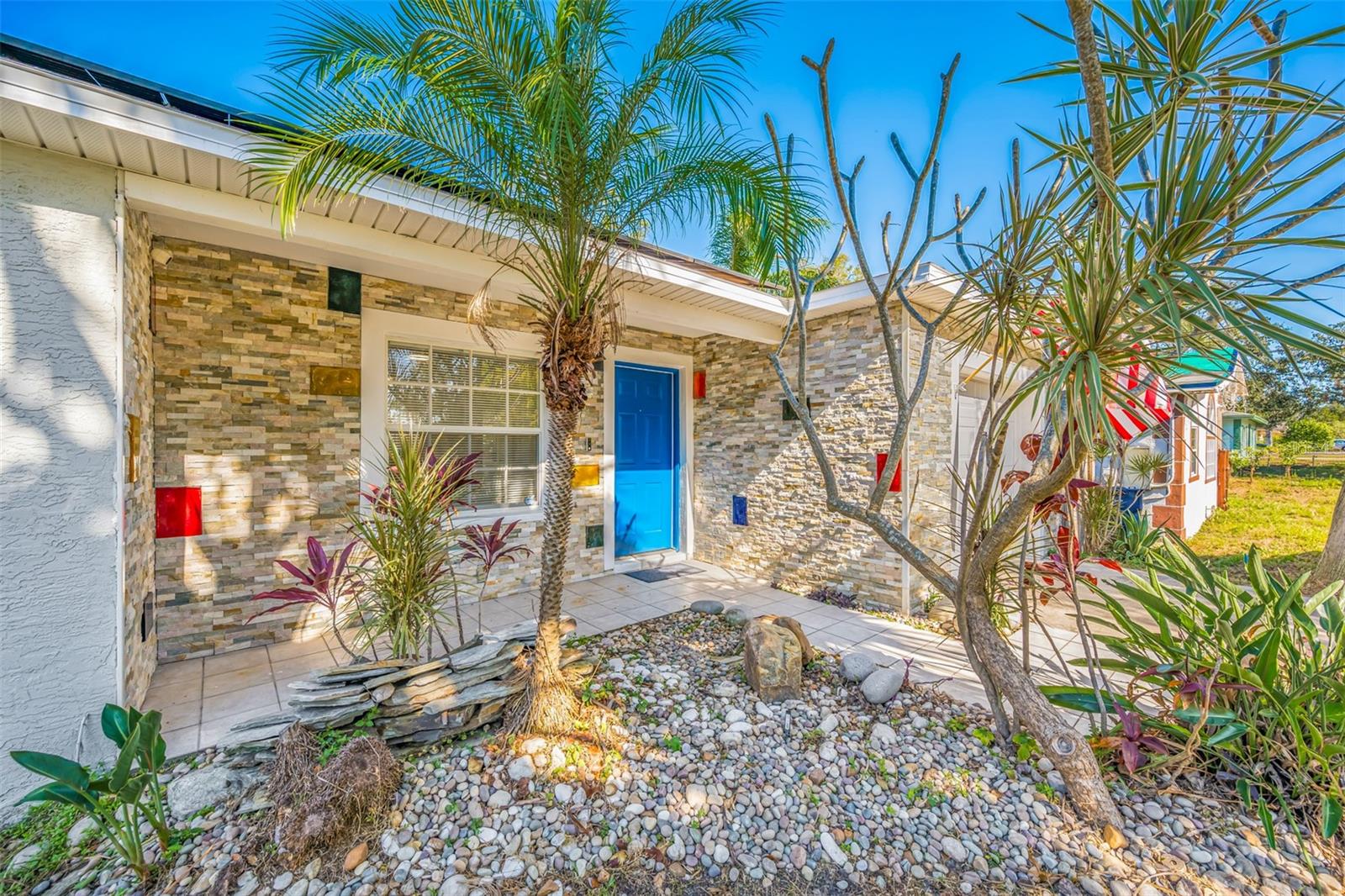Photo 4 of 704 N CASTLE CT
