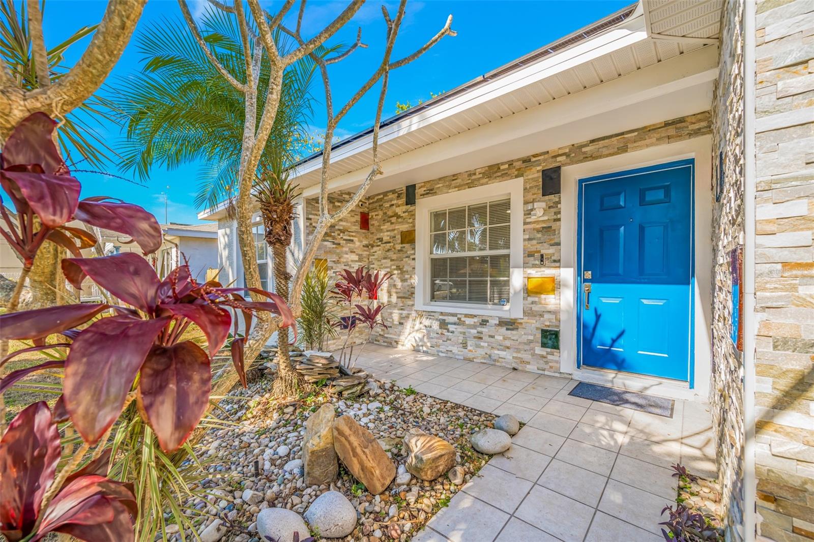 Photo 5 of 704 N CASTLE CT