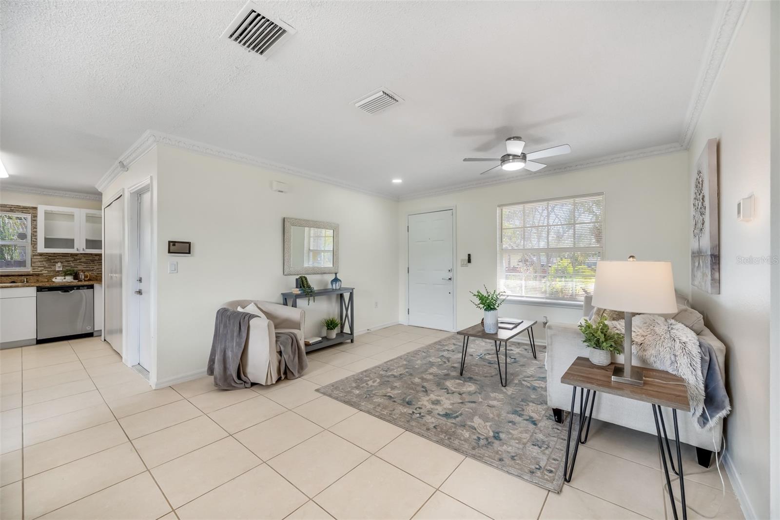 Photo 6 of 704 N CASTLE CT