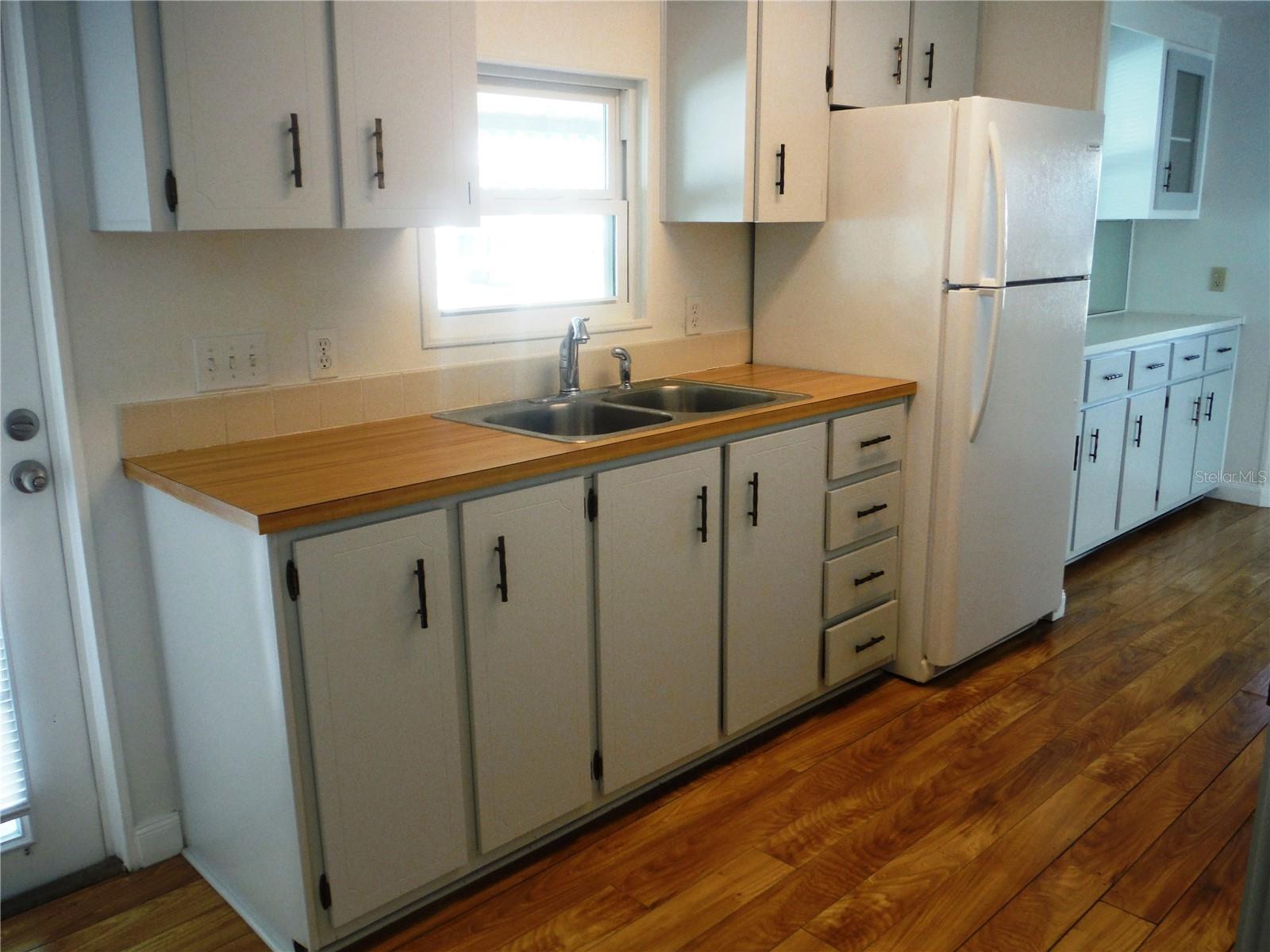 Photo 3 of 90 CHESTNUT DR #11