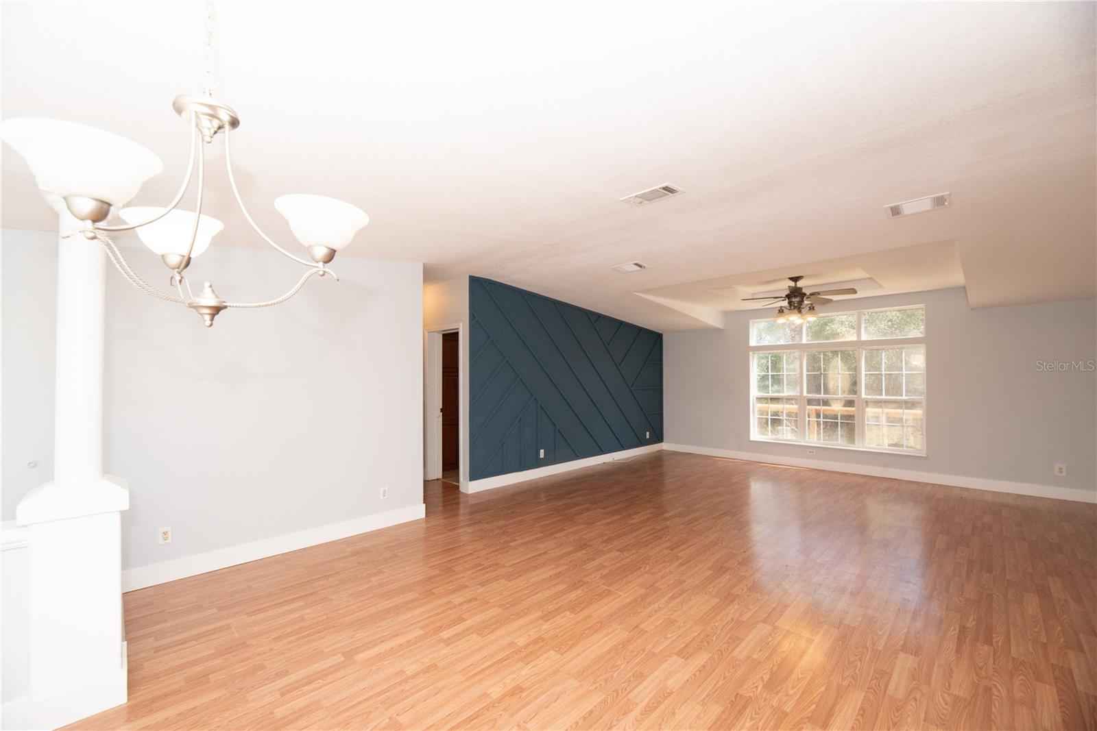 Photo 5 of 1236 LIVE OAK LN