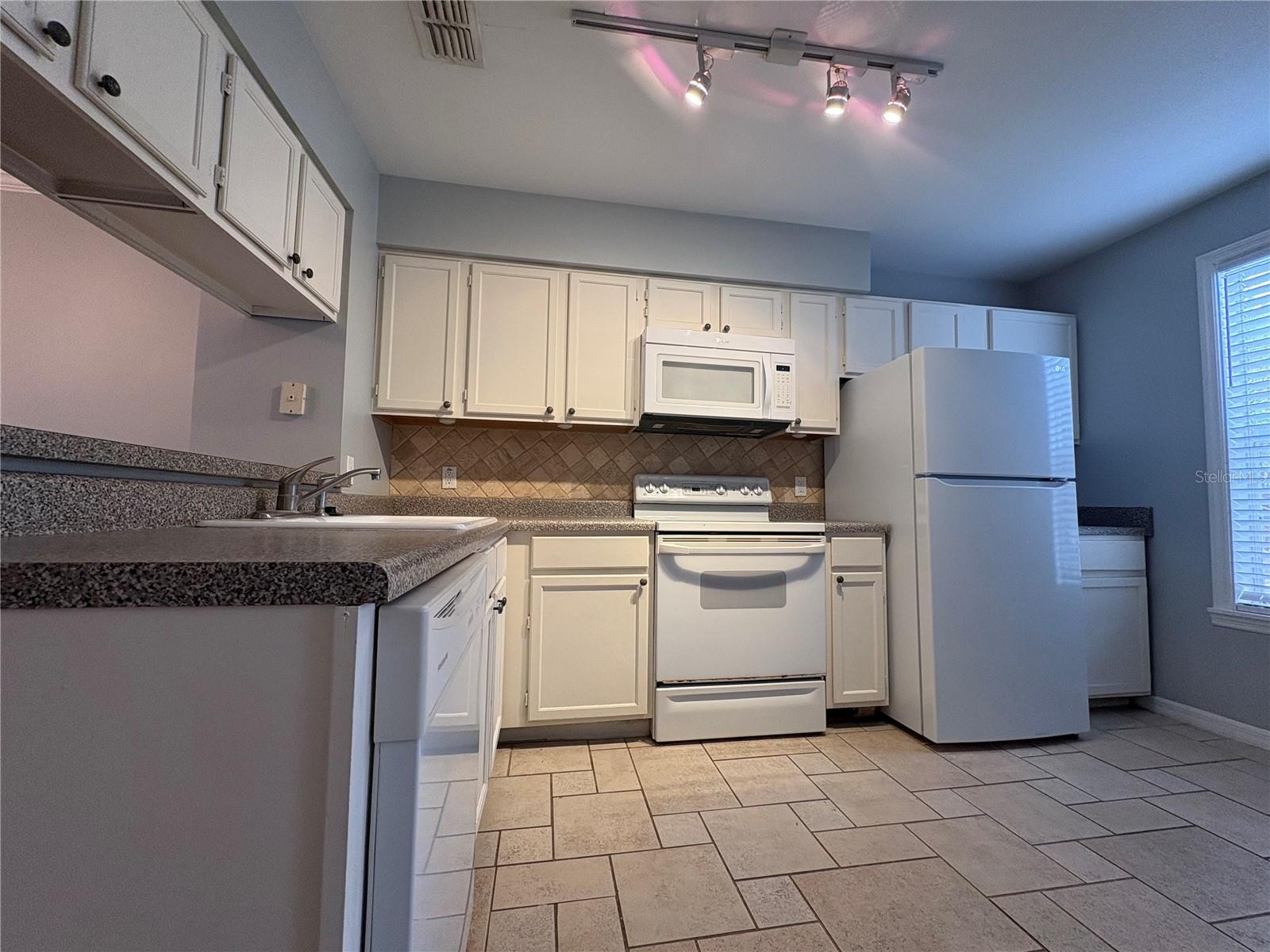 Photo 3 of 11356 STRATTON PARK DR