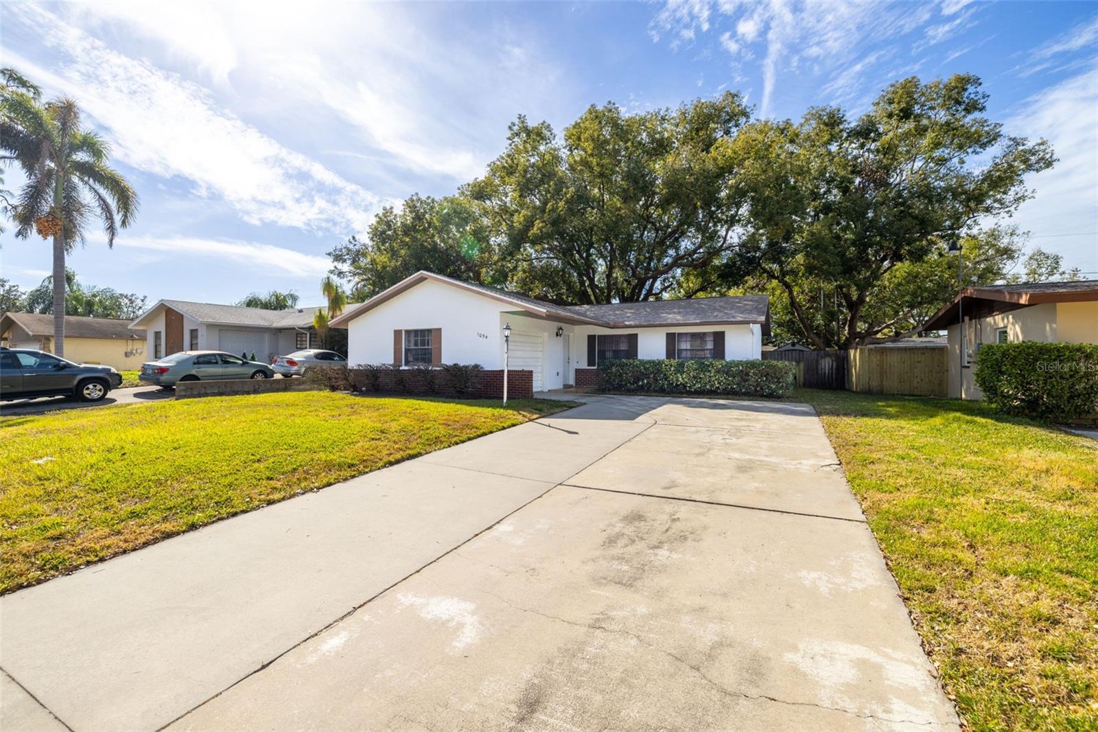 Photo 2 of 1054 OAKWOOD DR
