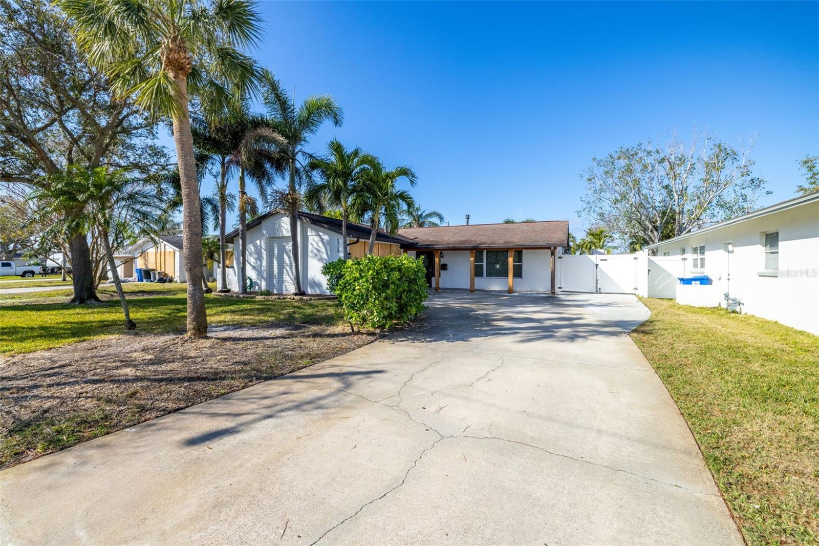 Photo 5 of 5720 VENETIAN BLVD NE