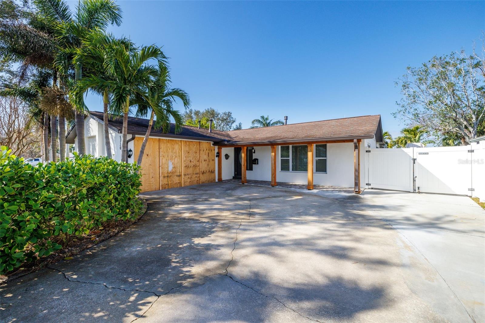 Photo 6 of 5720 VENETIAN BLVD NE