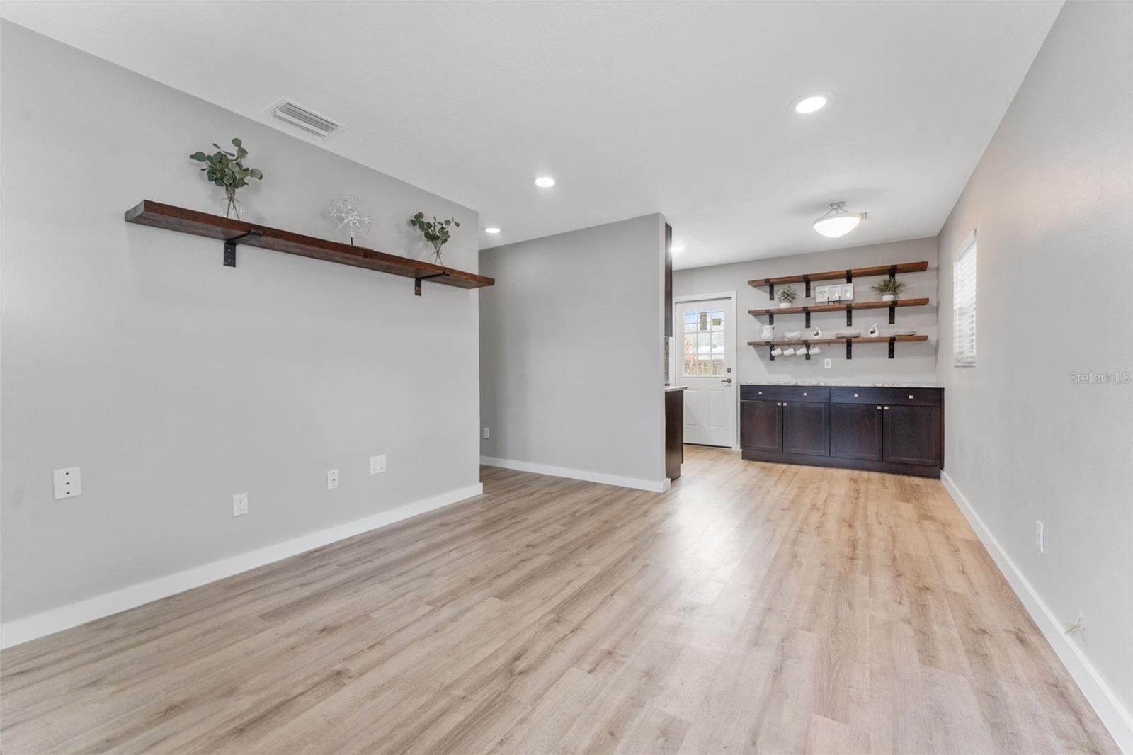 Photo 6 of 4724 W LAWN AVE