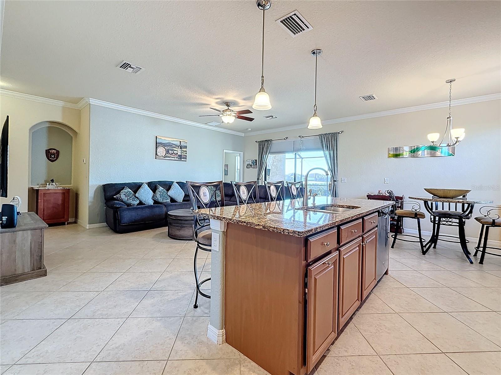 Photo 7 of 6467 WILLOWSHIRE WAY