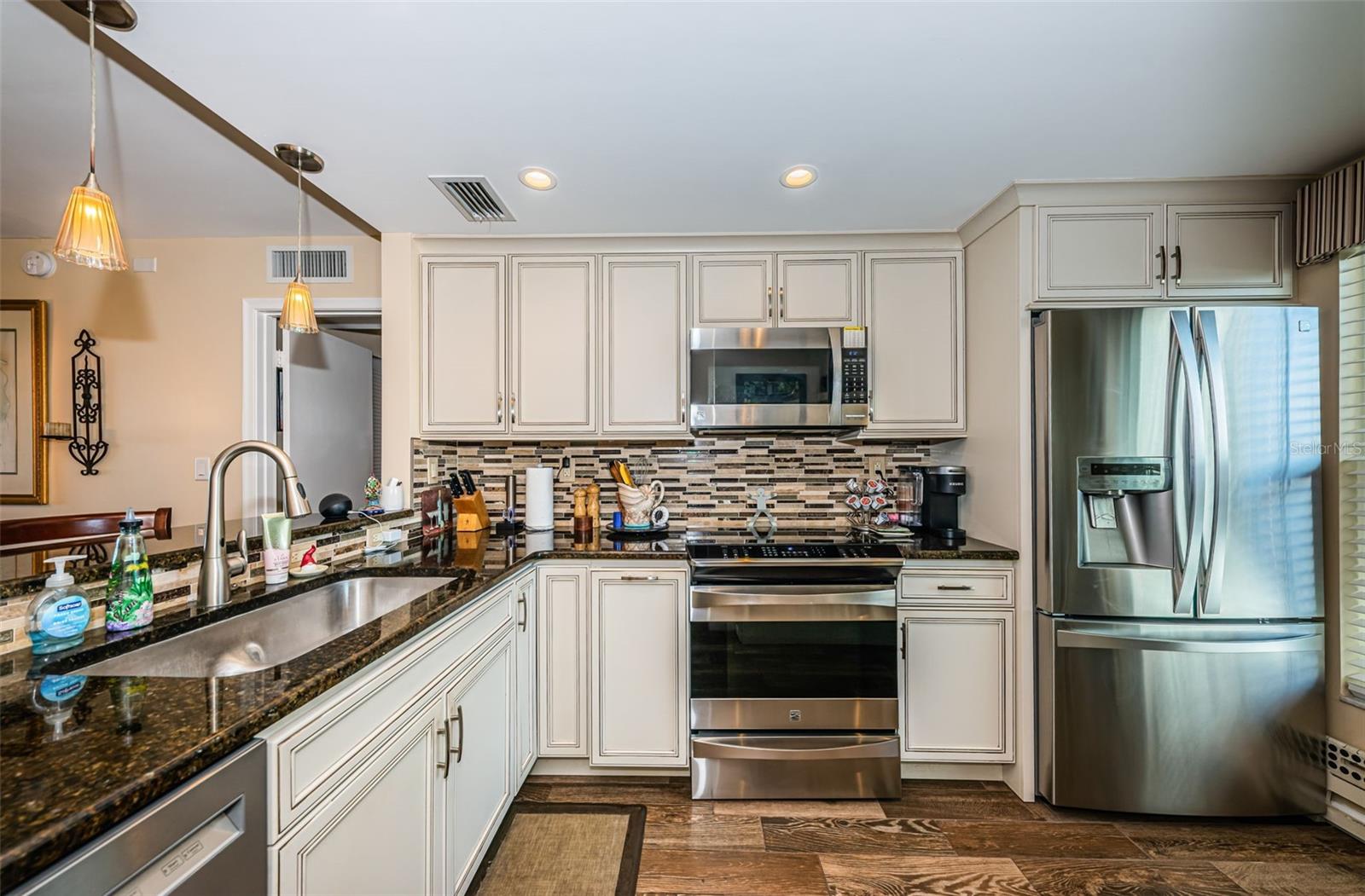 Photo 4 of 6211 SUN BLVD #115