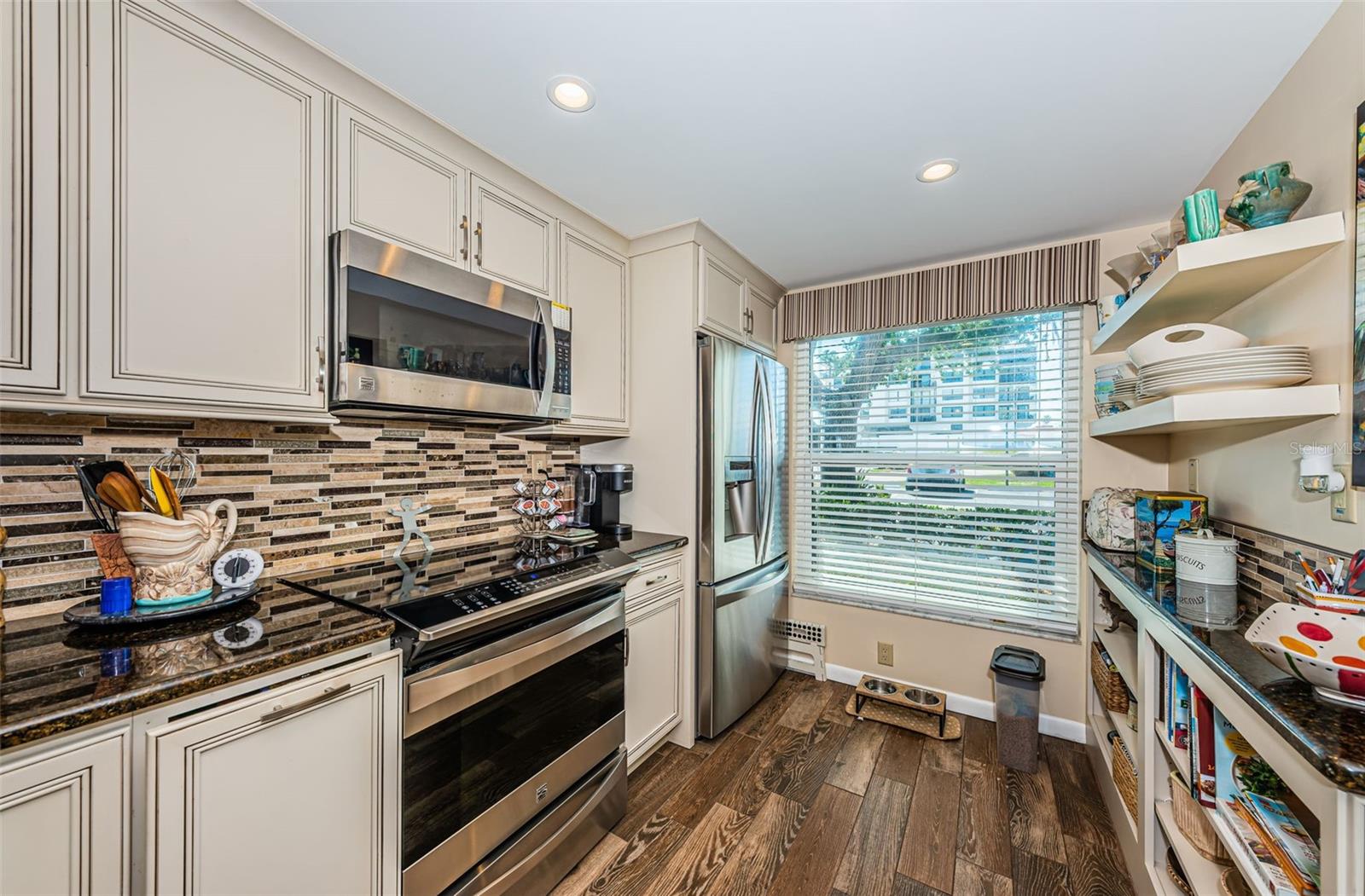 Photo 5 of 6211 SUN BLVD #115