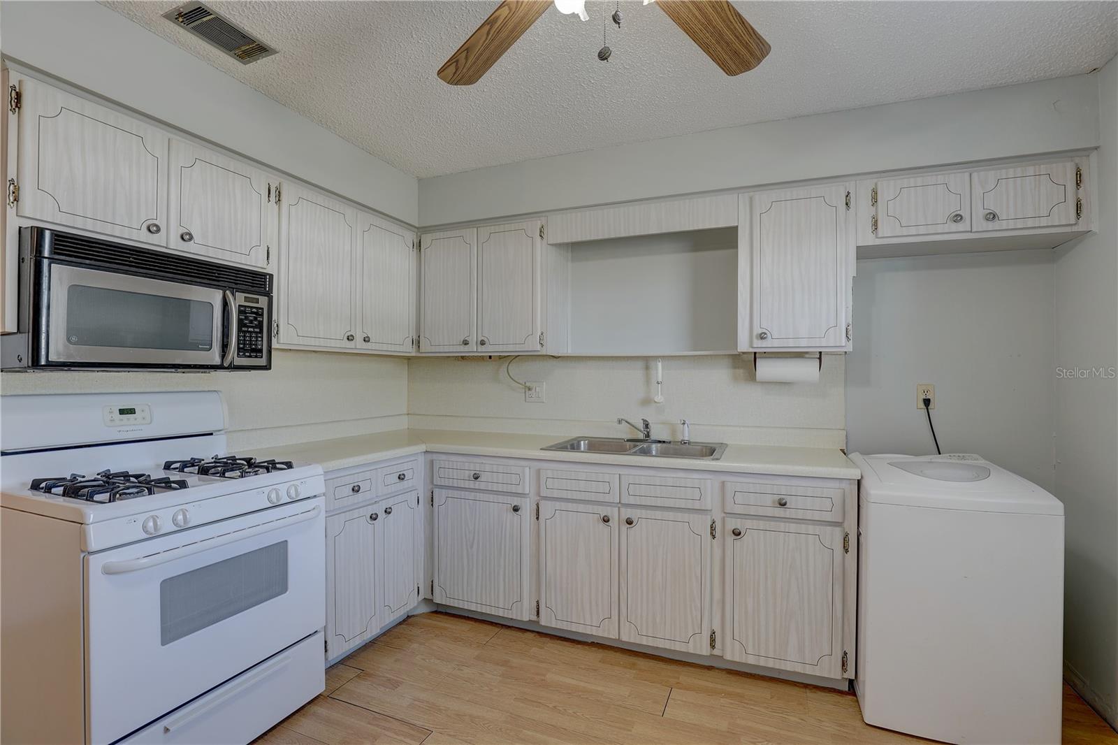 Photo 3 of 10116 TULIP ST N #10116