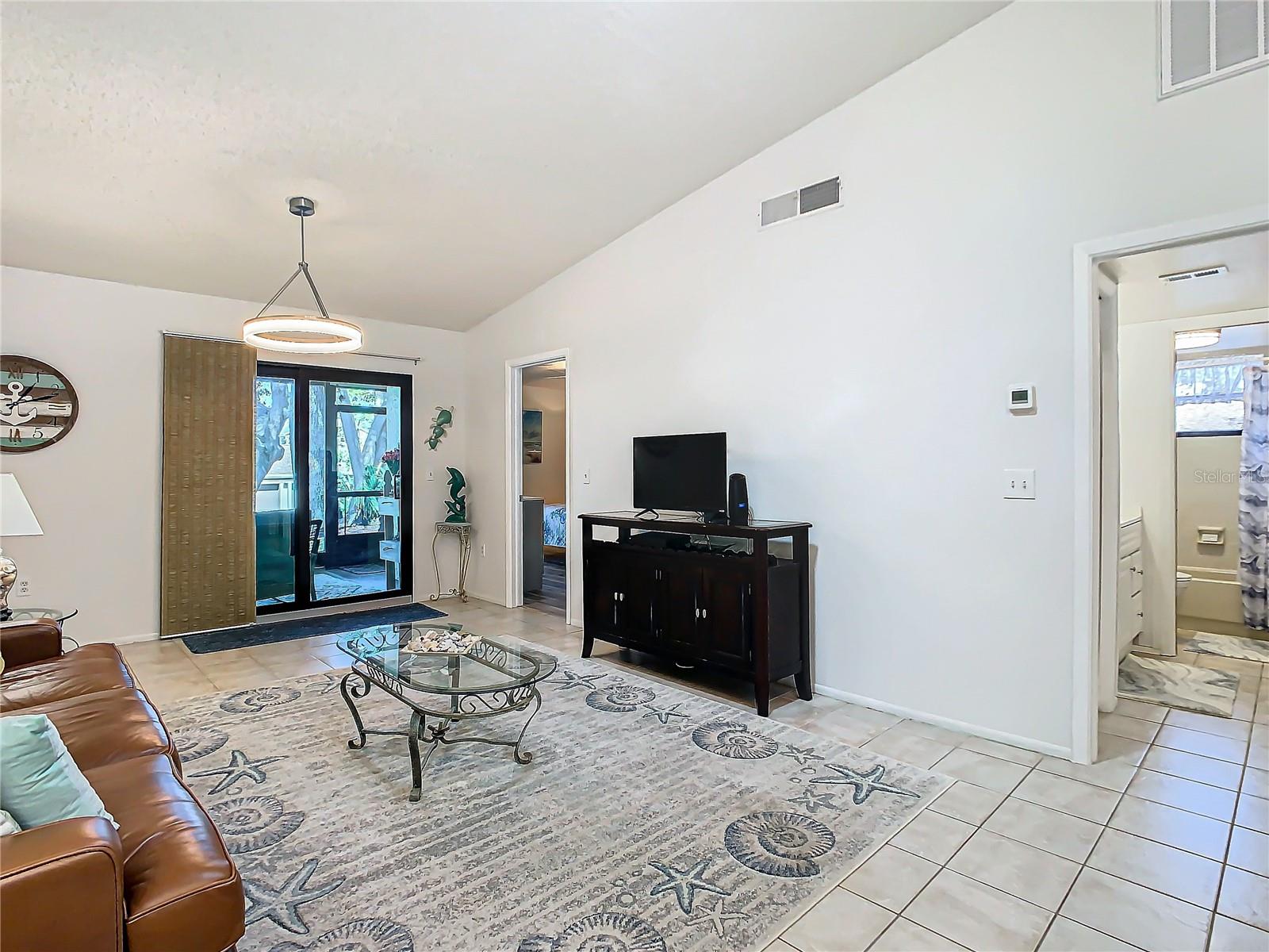 Photo 5 of 2606 OAK CIR