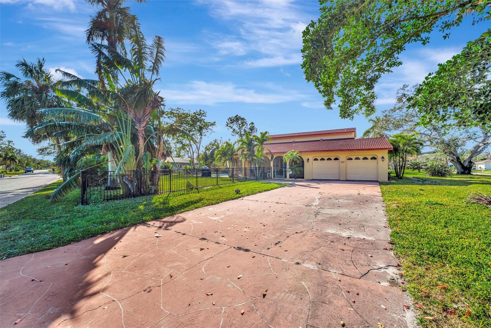 Photo 2 of 612 MONTEZUMA DR