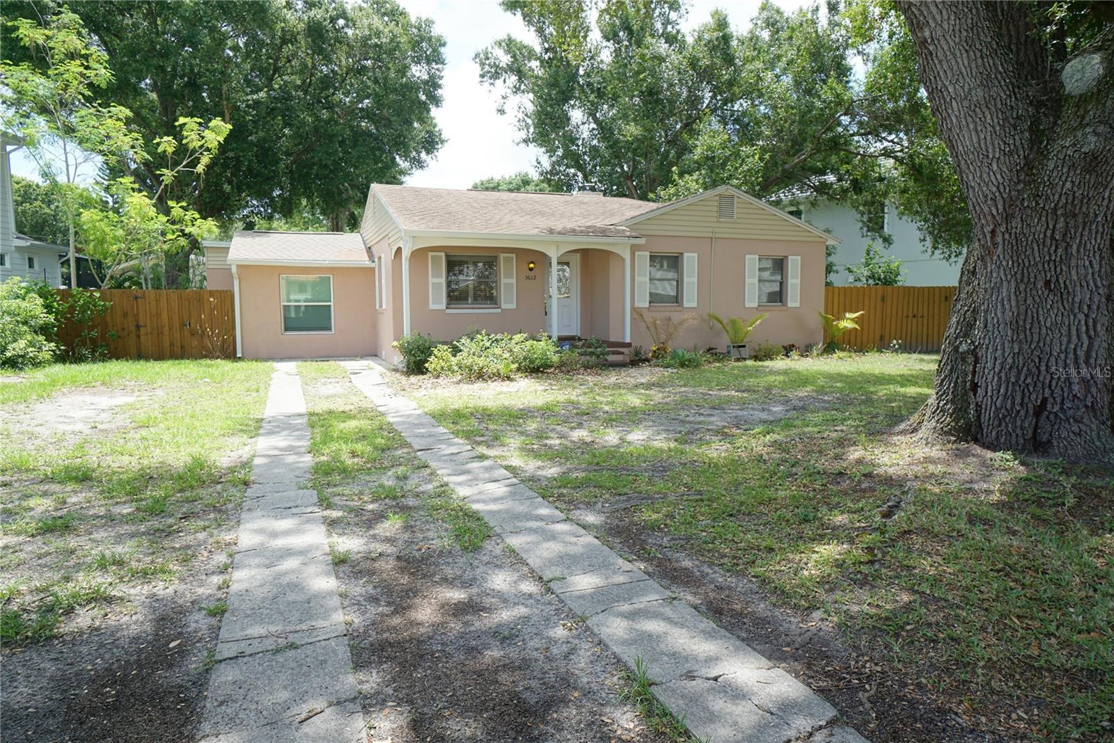 Photo 2 of 3612 W TAMPA CIR