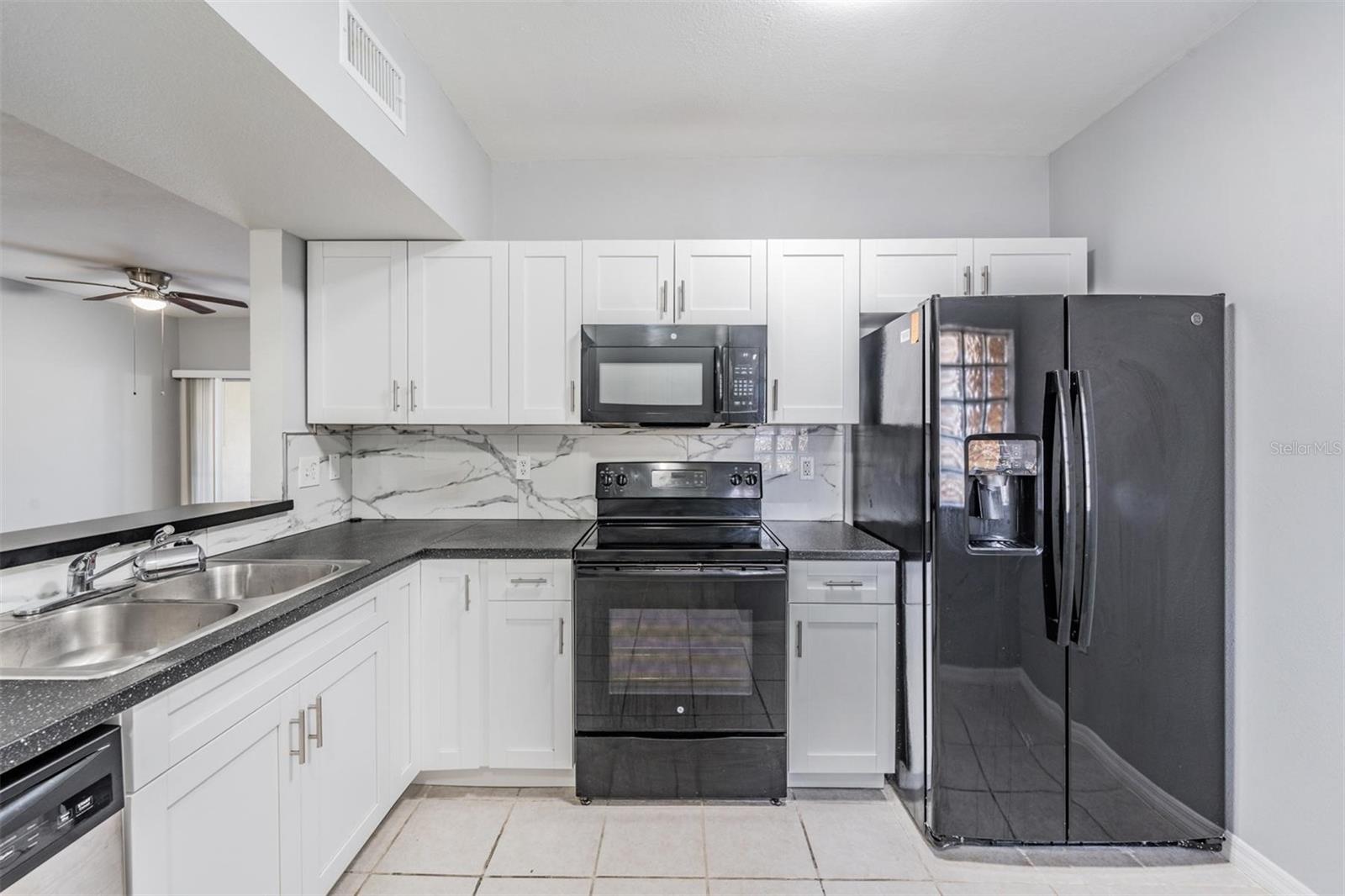 Photo 5 of 6414 HOLLYDALE PL #101