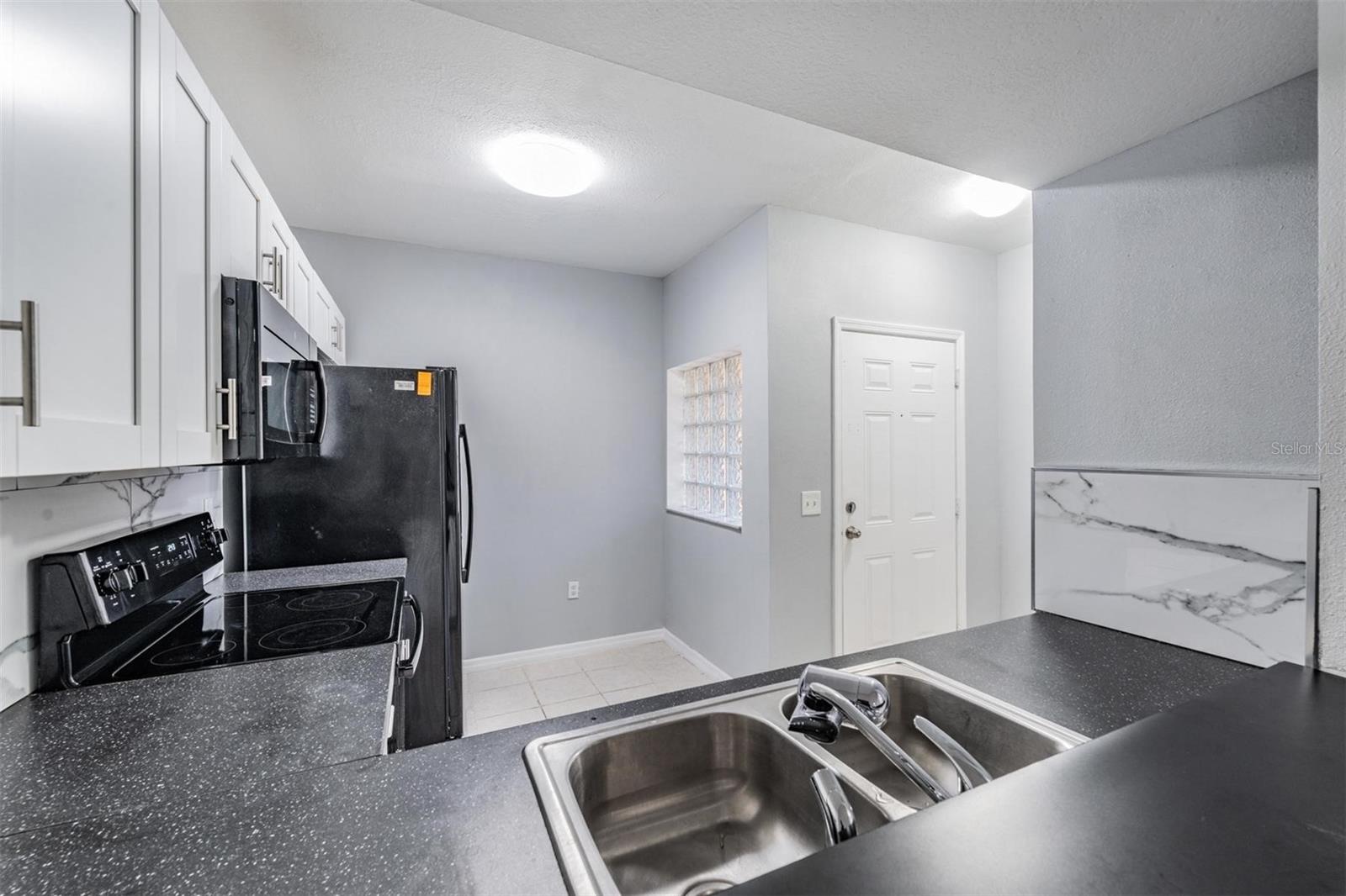 Photo 7 of 6414 HOLLYDALE PL #101