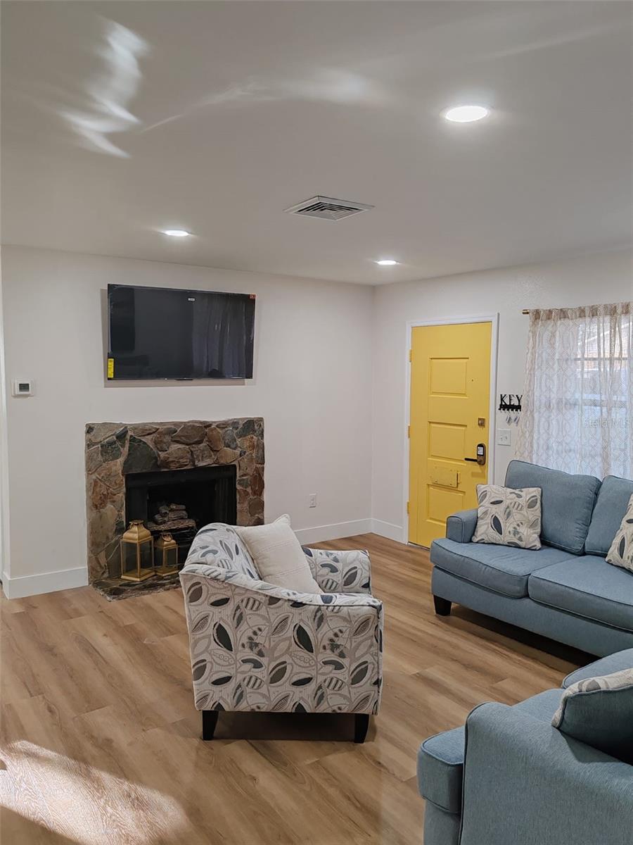 Photo 4 of 1003 ENGMAN ST