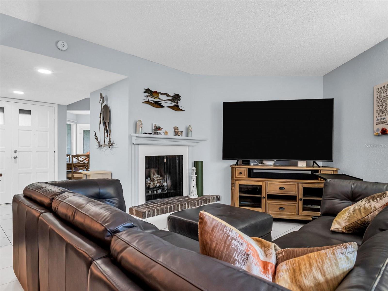 Photo 3 of 423 WINDRUSH BAY DR